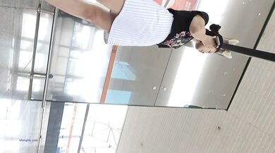 【极品抄底】超高质量机场地铁抄底高挑美女阴毛旺盛露出两根 三角内内夹在逼缝隙里 (9)